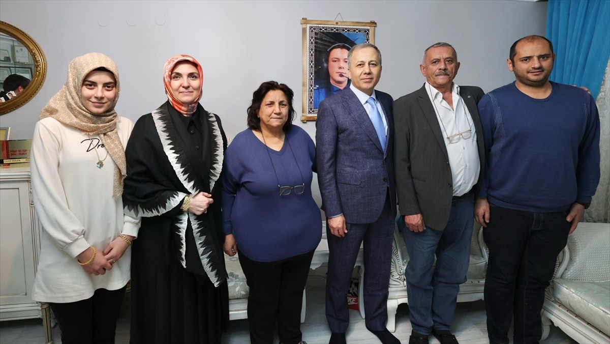 İçişleri Bakanı Ali Yerlikaya (sağ 3), şehit Pilot Emniyet Amiri Cemil Gülen'in ailesini ziyaret...
