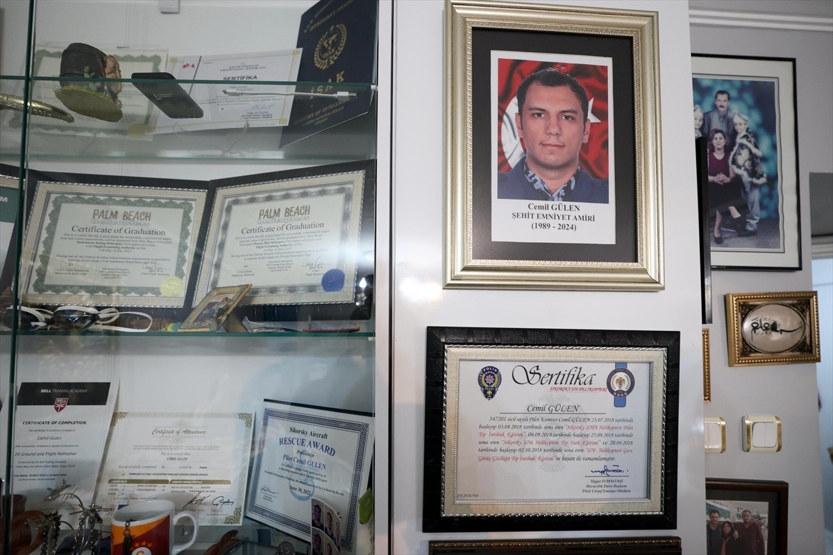 İçişleri Bakanı Ali Yerlikaya (sağ 3), şehit Pilot Emniyet Amiri Cemil Gülen'in ailesini ziyaret...