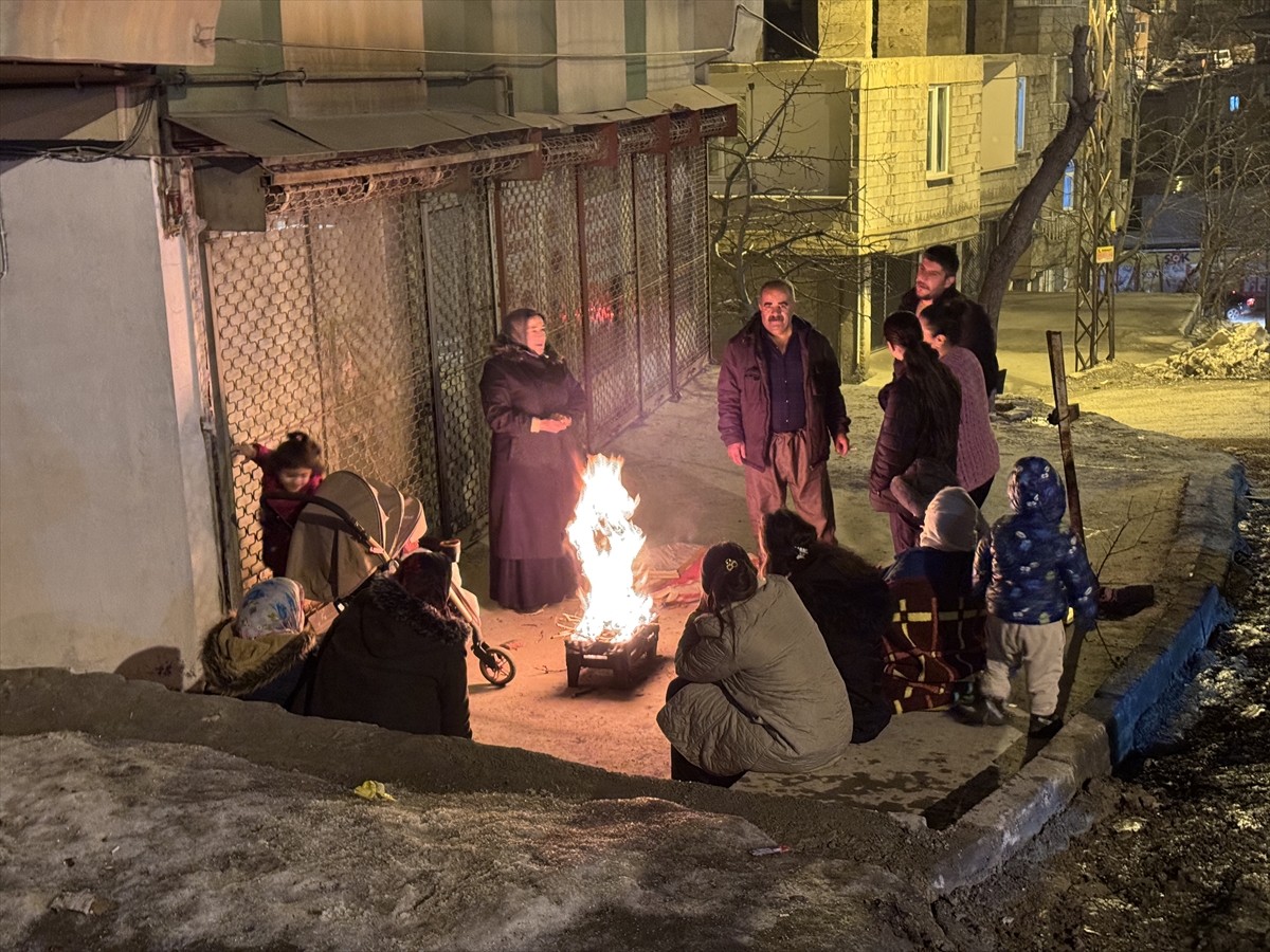 Irak'ın Mergasur ilçesinde, saat 21.03'de 4,8 büyüklüğünde deprem meydana geldi. Deprem, Hakkari...