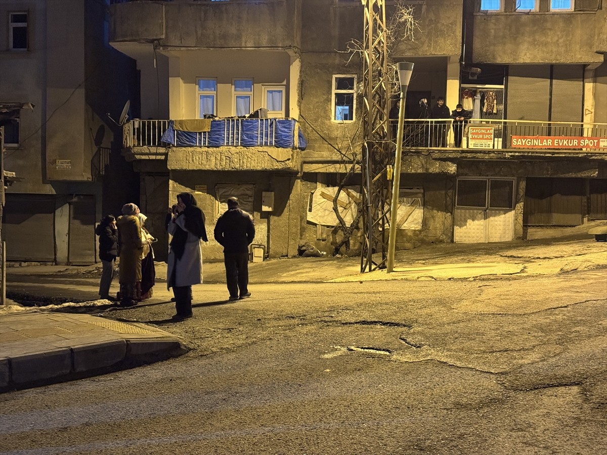 Irak'ın Mergasur ilçesinde, saat 21.03'de 4,8 büyüklüğünde deprem meydana geldi. Deprem, Hakkari...