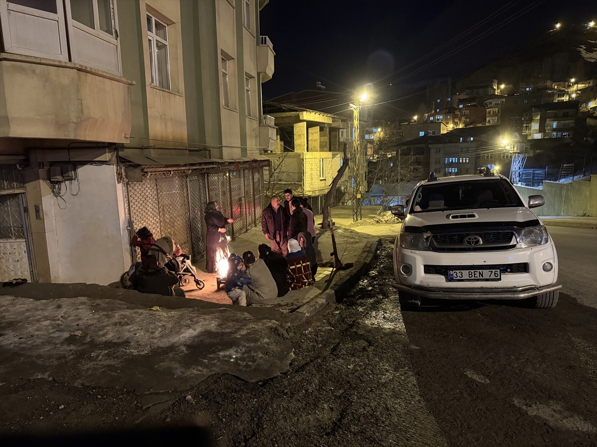 Irak'ın Mergasur ilçesinde, saat 21.03'de 4,8 büyüklüğünde deprem meydana geldi. Deprem, Hakkari...