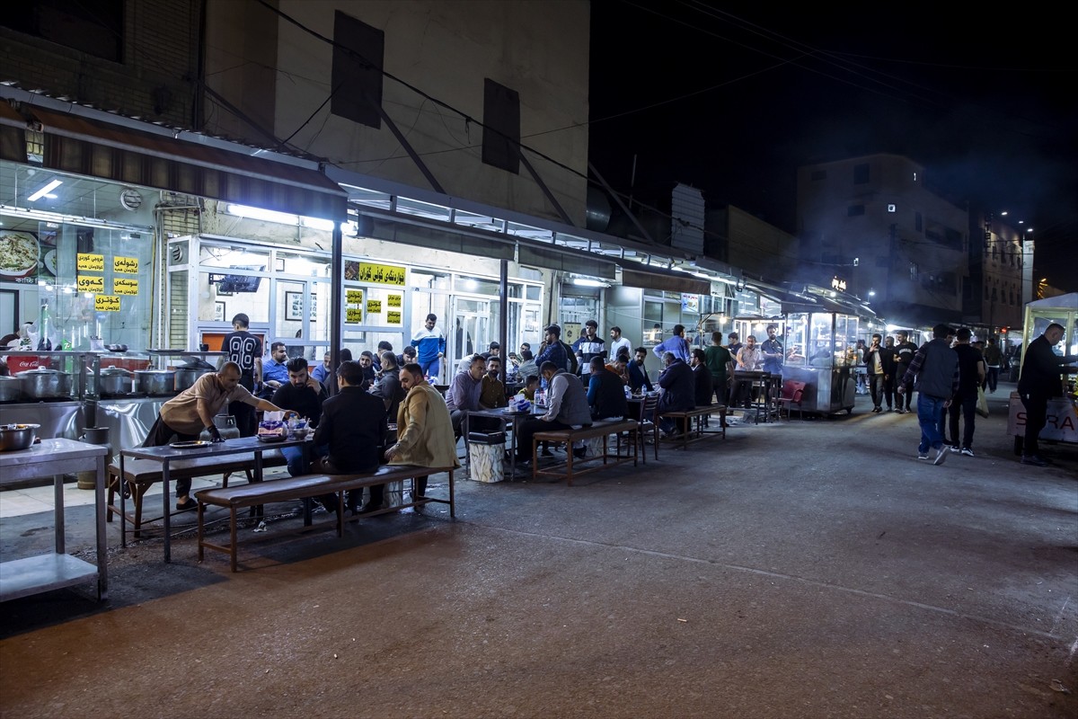 Irak’ın Erbil kentindeki Tacil Mahallesi, kendine has sokak lezzetlerinin yanı sıra çayhaneleriyle...