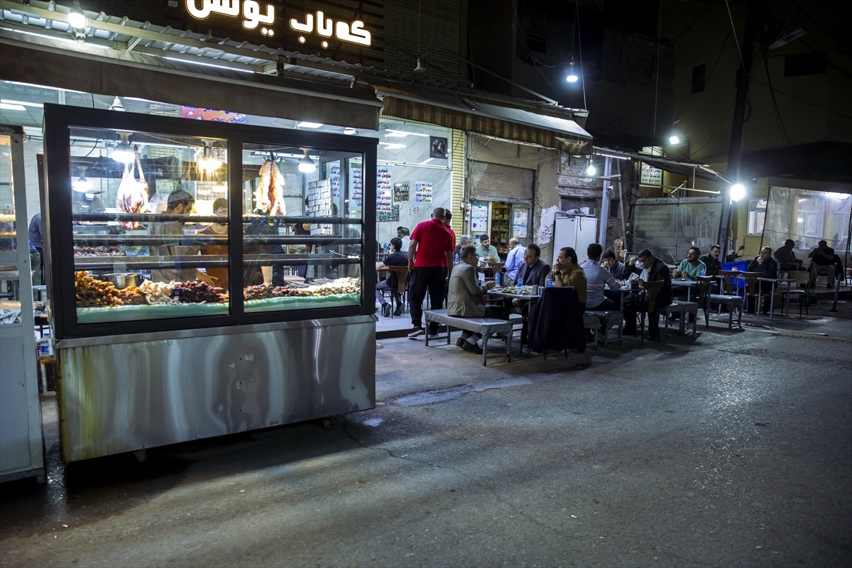 Irak’ın Erbil kentindeki Tacil Mahallesi, kendine has sokak lezzetlerinin yanı sıra çayhaneleriyle...