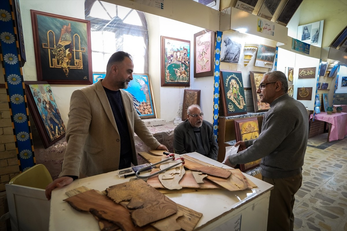 Iraklı ressam ve heykeltıraş Akil Feyli, ahşap parçalarına şekil verip bir araya getirerek...