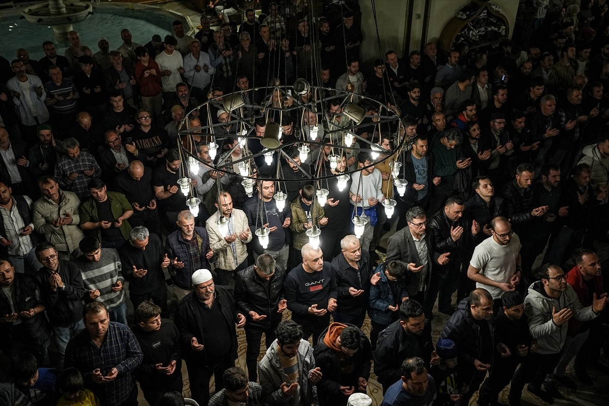İslam dininde "bin aydan daha hayırlı olduğu" kabul edilen Kadir Gecesi, Bursa'daki camilerde...