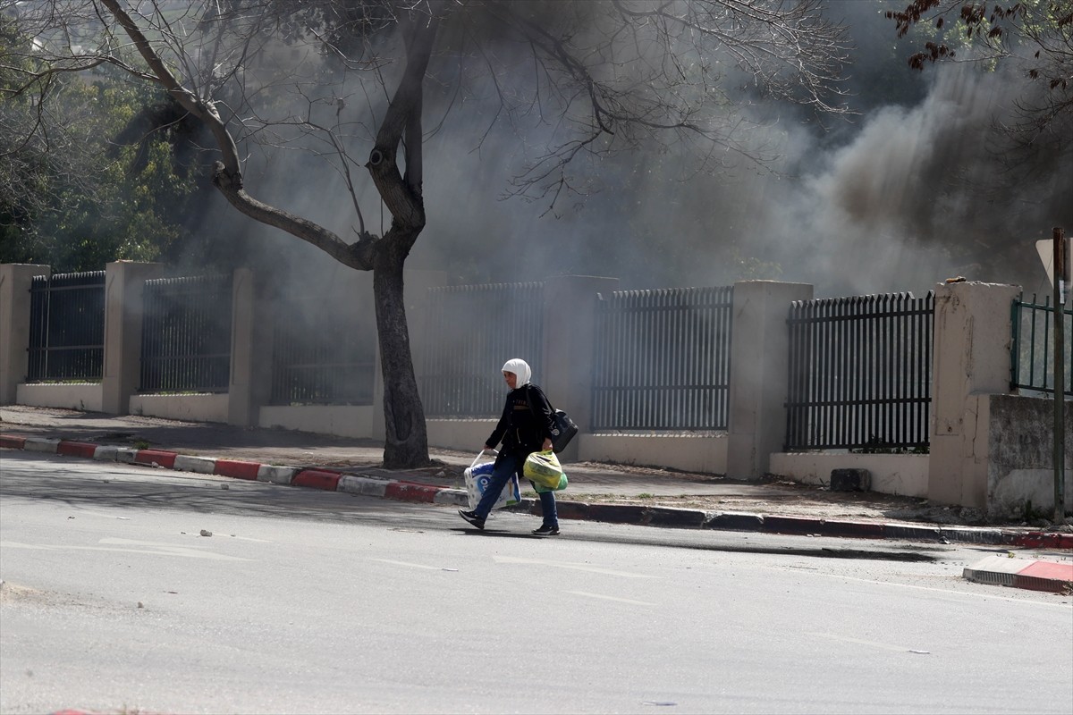 İsrail ordusu, Batı Şeria'nın Nablus kentindeki Ayn Mülteci Kampı’nda bazı Filistinli aileleri...