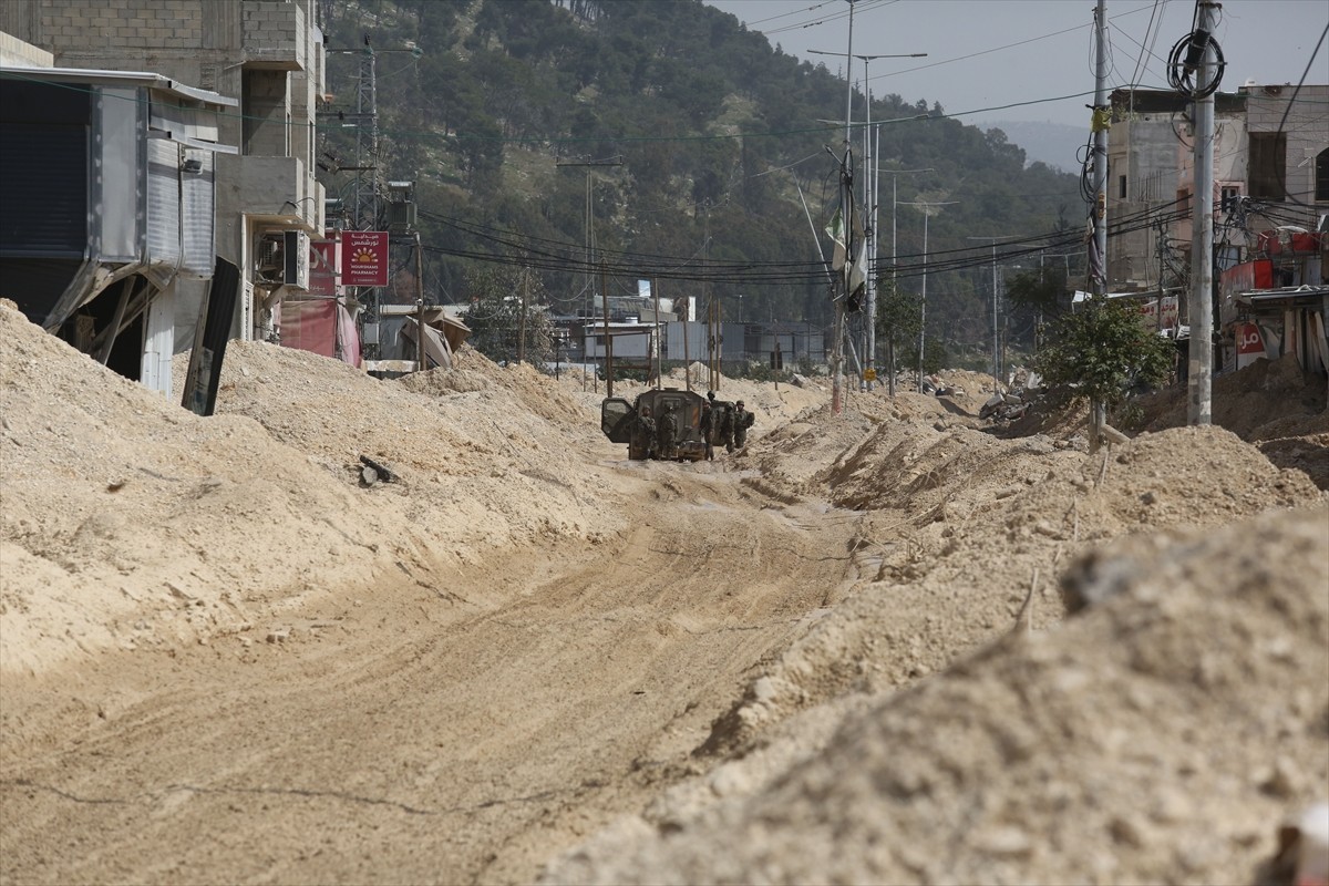 İsrail ordusu, işgal altındaki Batı Şeria'nın Tulkerim kentinin doğusunda bulunan Nur Şems Mülteci...