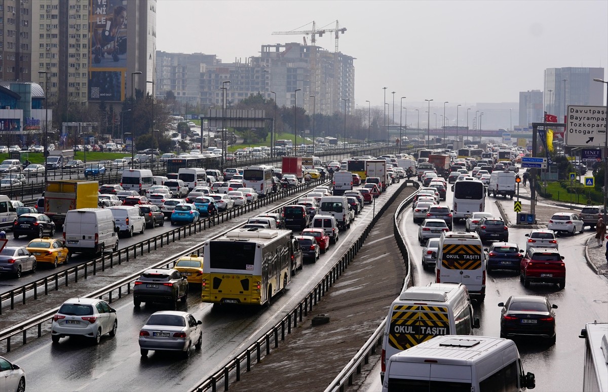 İstanbul'da, haftanın ilk iş günü akşam saatlerinde yağışın da etkisiyle trafik yoğunluğu yüzde...