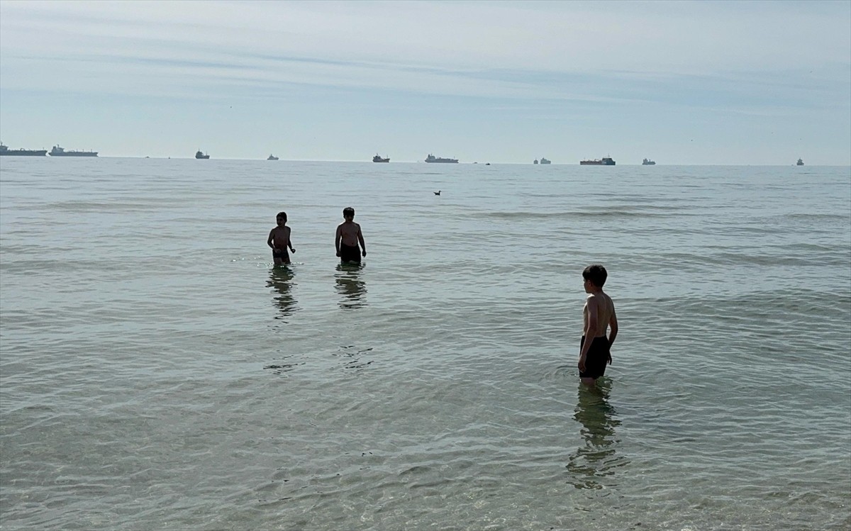 İstanbul'da hava sıcaklığının artmasıyla Menekşe Plajı'na giden bazı vatandaşlar denize...
