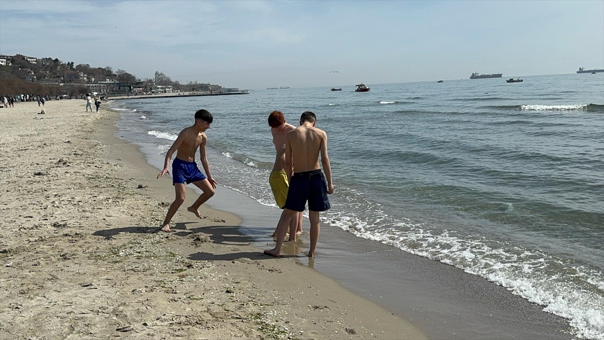 İstanbul'da hava sıcaklığının artmasıyla Menekşe Plajı'na giden bazı vatandaşlar denize...