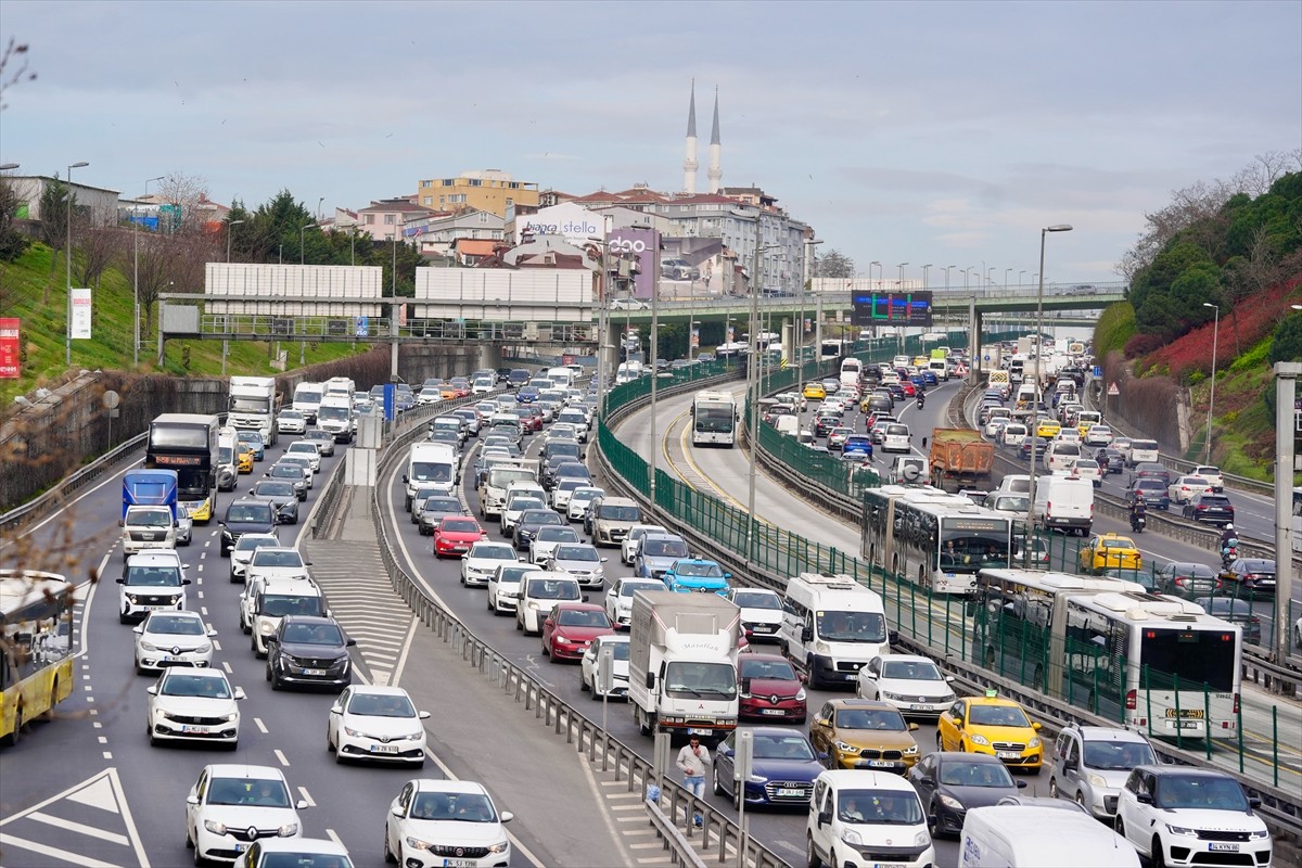 İstanbul'da, iftar saatinin yaklaşmasının da etkisiyle kentteki trafik yoğunluğu yüzde 81'e...