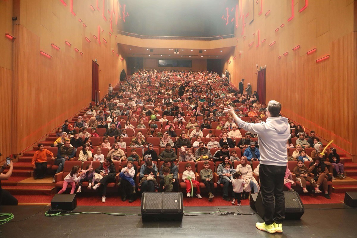 İstanbul'daki 39 ilçe belediyesi, "on bir ayın sultanı" ramazan boyunca birçok noktada iftar...