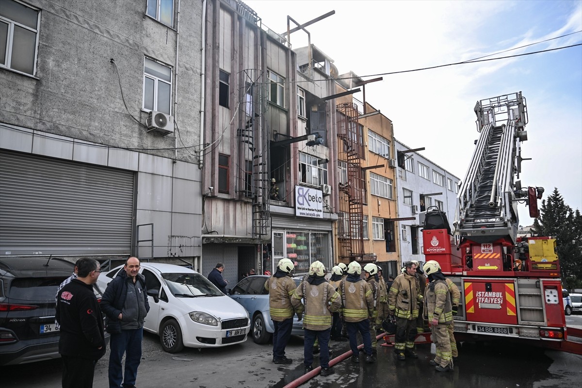 İstanbul Bayrampaşa Terazidere Mahallesi Funda Sokak'taki 3 katlı çorap imalathanesinde bilinmeyen...