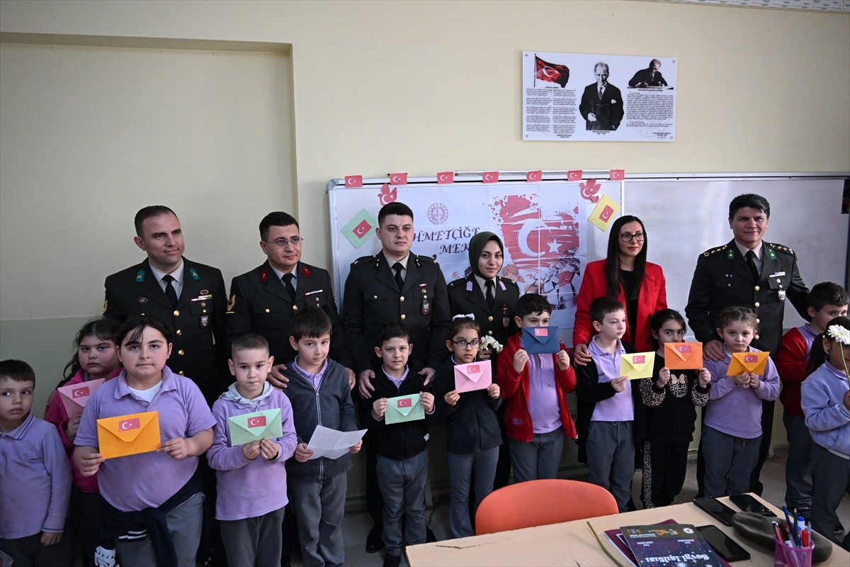 İstanbul Çatalca'da, okuma yazmayı yeni öğrenen ilkokul birinci sınıf öğrencileri, "İlk Mektubum...