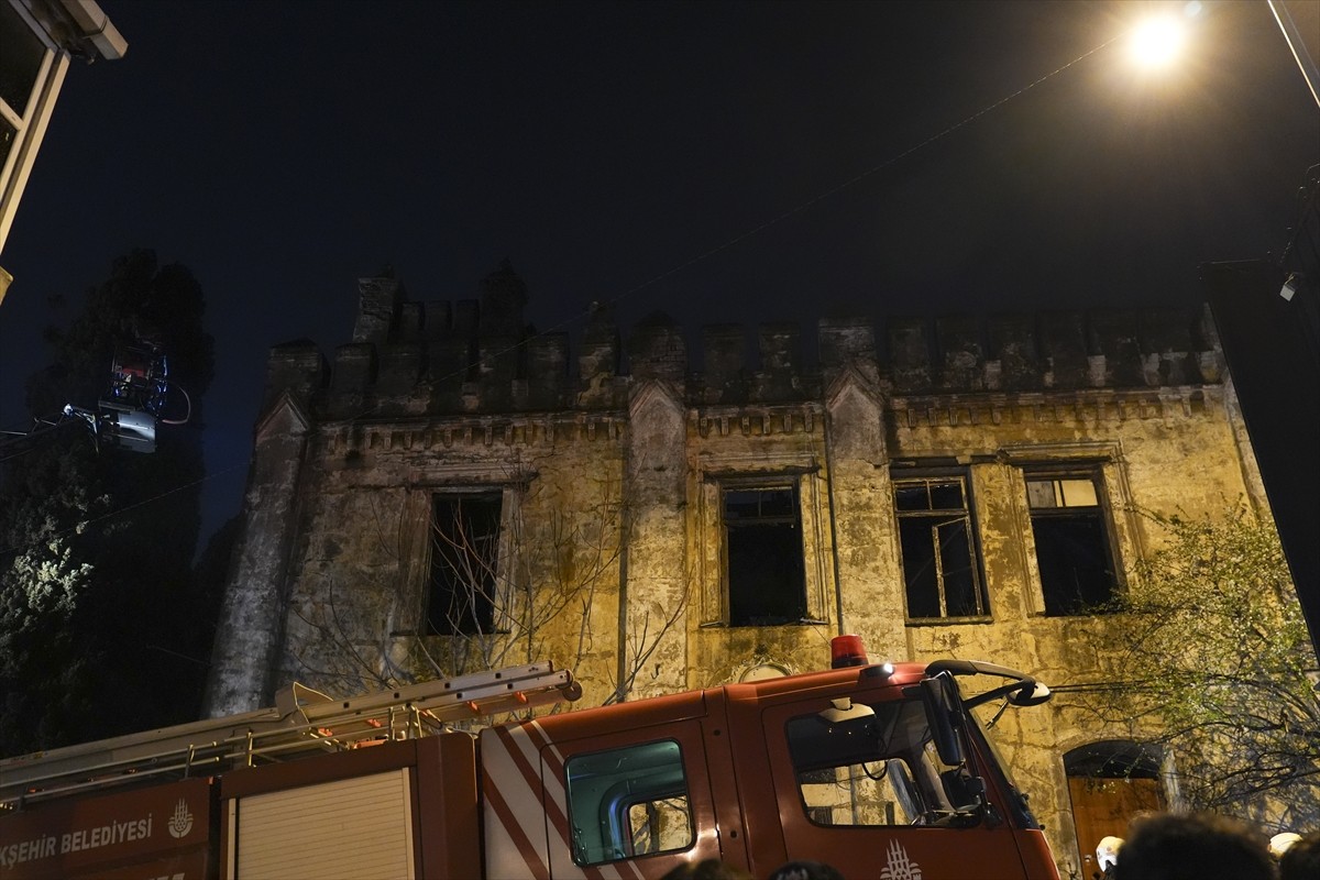 İstanbul Sarıyer'de, Büyükdere Mahallesi Topçu Karakolu Sokak'taki 3 katlı ahşap binada çıkan...
