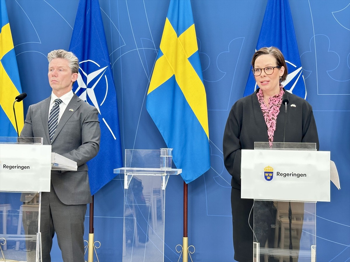  İsveç Dışişleri Bakanı Maria Malmer Stenergard (sağda), İsveç'in ilk defa NATO'nun hava savunma...