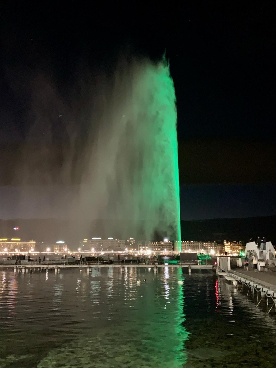İsviçre'nin Cenevre kentinin simgesi olan ve Leman Gölü'nün kıyısında bulunan su fıskiyesi "Jet...