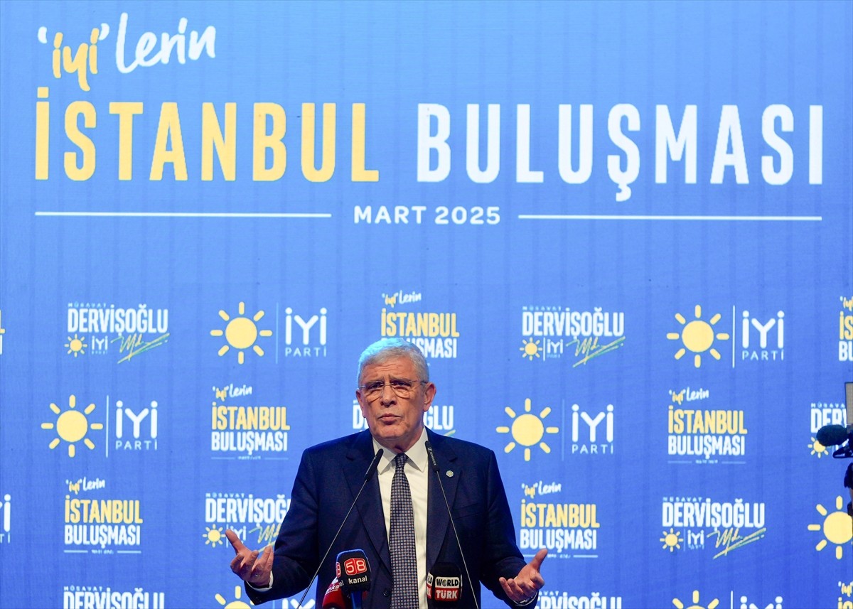 İYİ Parti Genel Başkanı Müsavat Dervişoğlu, partisinin İstanbul İl Başkanlığı tarafından...