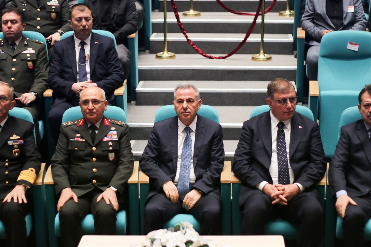 İzmir'de, 25 şehit yakını ve gaziye törenle Devlet Övünç Madalyası ve Beratı takdim edildi....