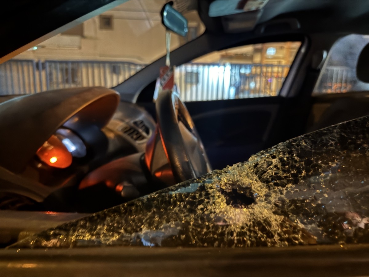 İzmir'in Bayraklı ilçesinde otomobilinde silahlı saldırıya uğrayan sürücü hayatını kaybetti...