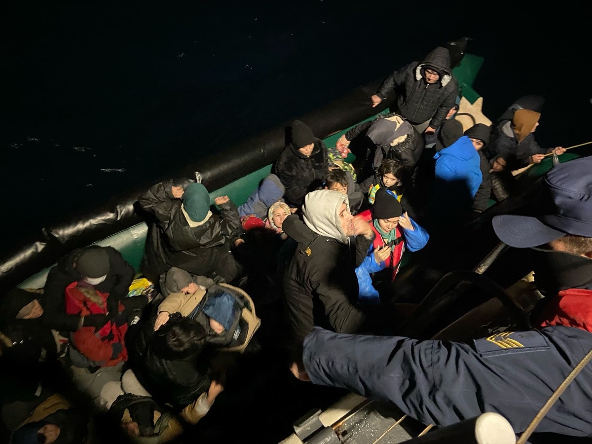 İzmir'in Çeşme ve Karaburun ilçeleri açıklarında 50 düzensiz göçmen yakalandı.