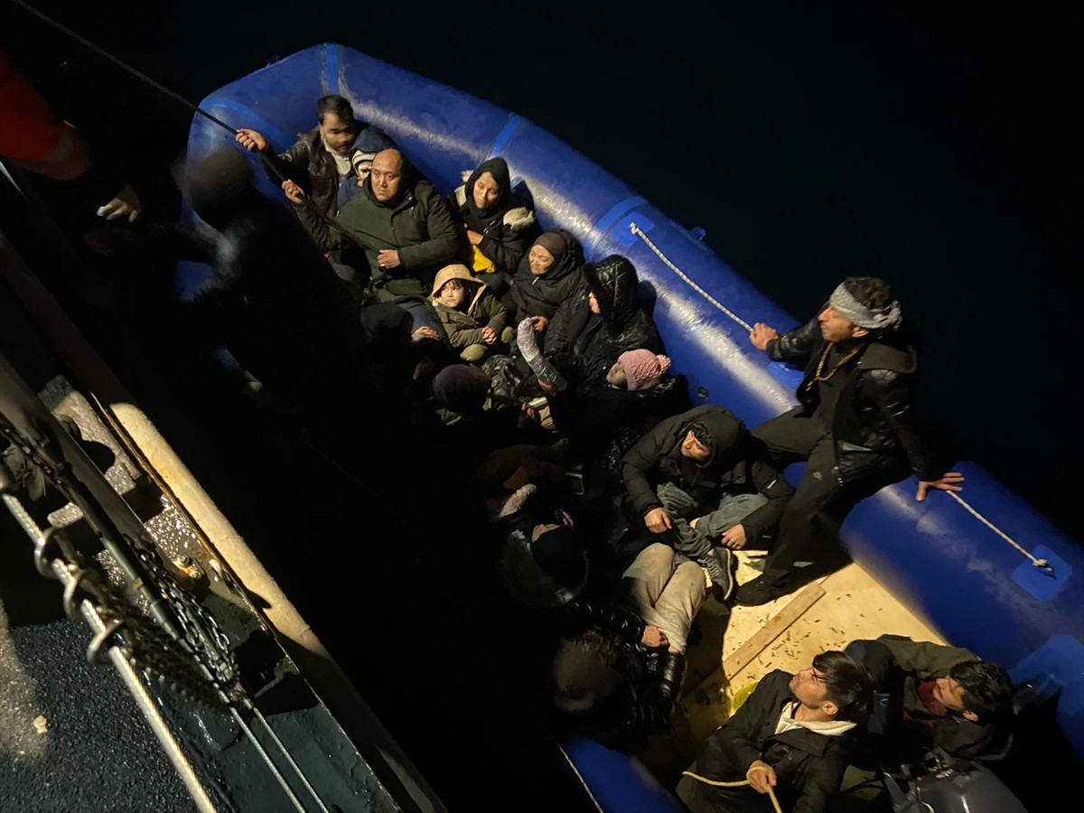 İzmir'in Çeşme ve Karaburun ilçeleri açıklarında 50 düzensiz göçmen yakalandı.