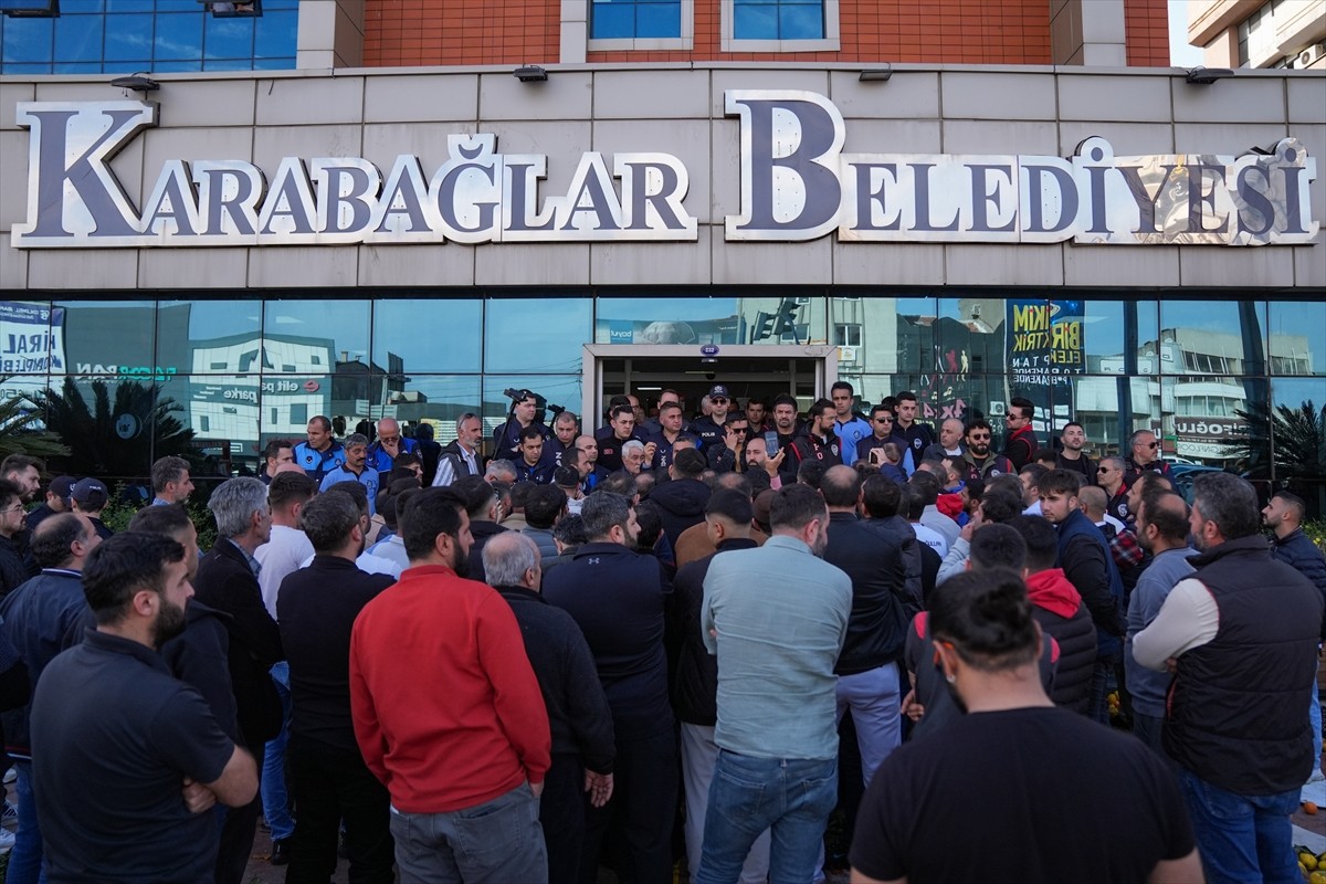 İzmir'in Karabağlar Belediyesi'nin pazar yerlerindeki tezgahlardan katı atık bedeli talep etmesine...