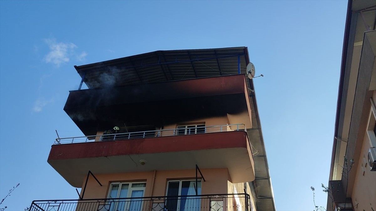 İzmir'in Ödemiş ilçesinde evde çıkan yangında ağır yaralanan 3 yaşındaki çocuk hastaneye...