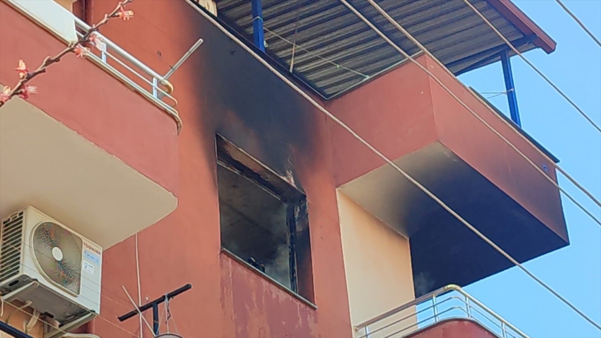 İzmir'in Ödemiş ilçesinde evde çıkan yangında ağır yaralanan 3 yaşındaki çocuk hastaneye...