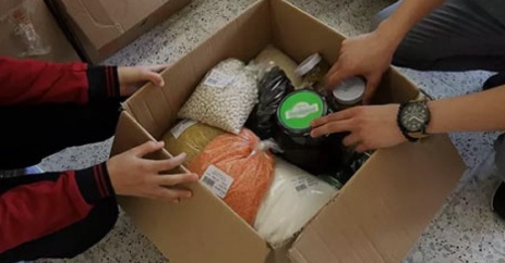 İzmir'de Ramazan Desteği Sürüyor: Koli Koli Yardım Dağıtımı