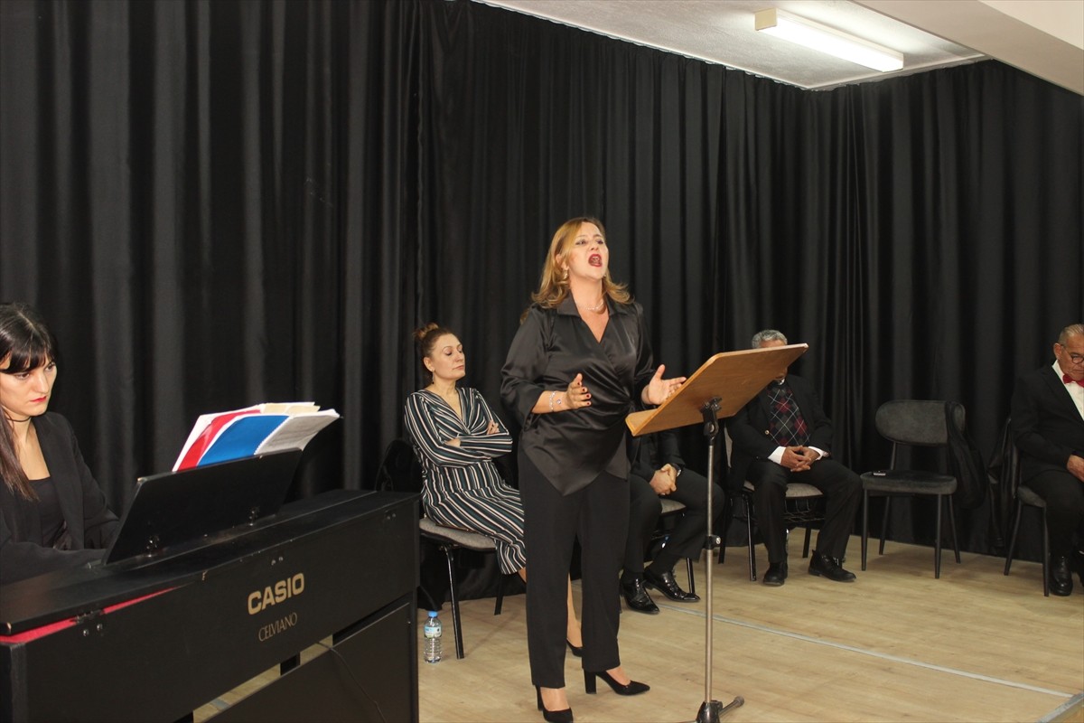 İzmir Devlet Opera ve Balesi sanatçıları, Ödemiş Ticaret Odası Anadolu Lisesi Konferans Salonu'nda...