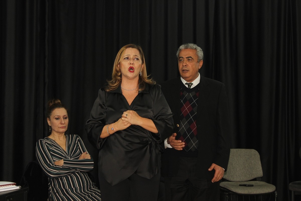 İzmir Devlet Opera ve Balesi sanatçıları, Ödemiş Ticaret Odası Anadolu Lisesi Konferans Salonu'nda...