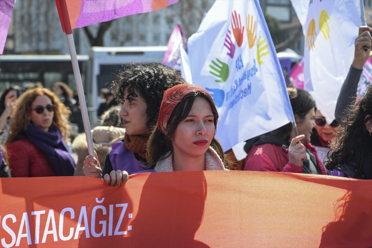 Kadıköy'de, "8 Mart Dünya Kadınlar Günü" dolayısıyla "Büyük Kadın Buluşması" etkinliği düzenlendi....