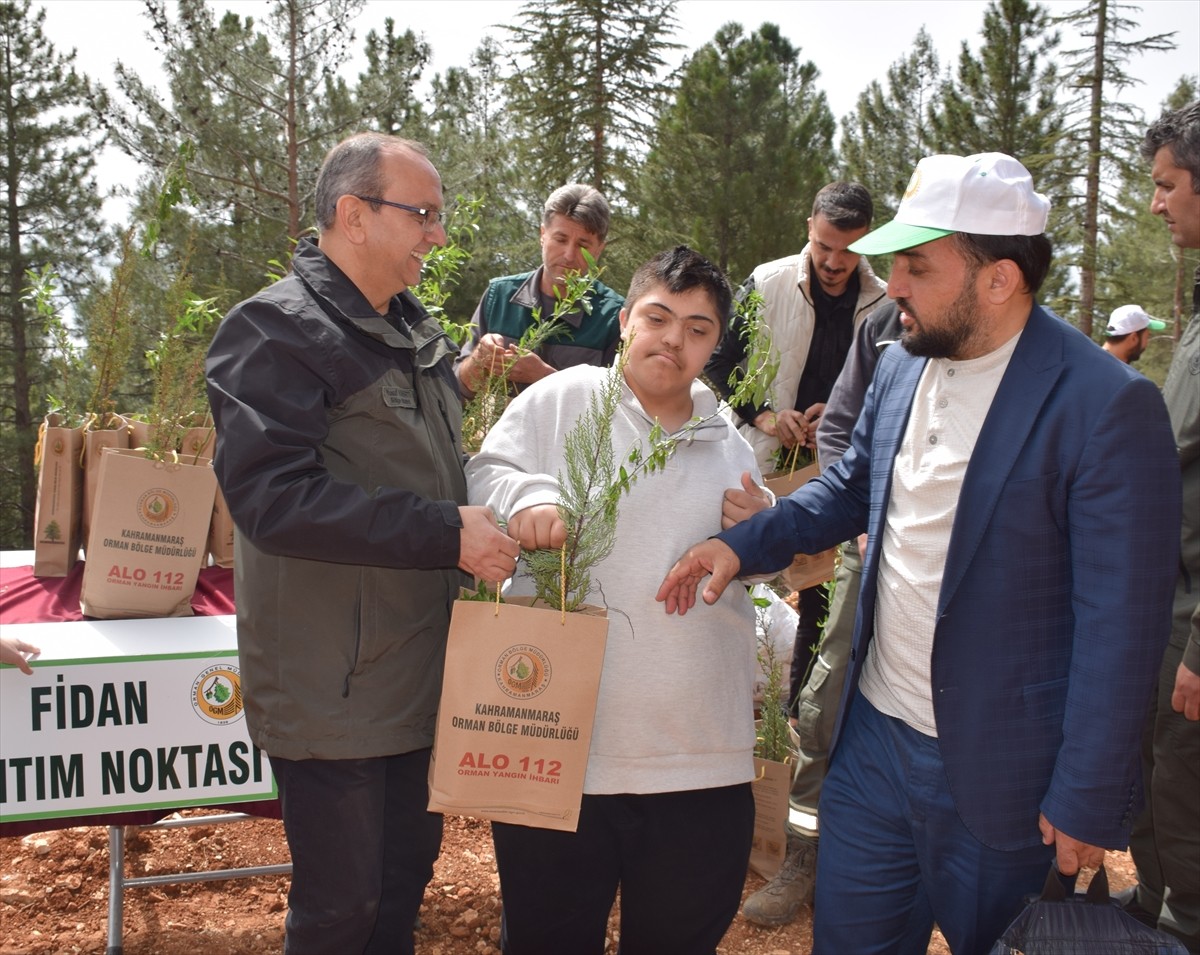 Kahramanmaraş'ın merkez Onikişubat ilçesinde, Orman Haftası dolayısıyla düzenlenen etkinlikte 4...
