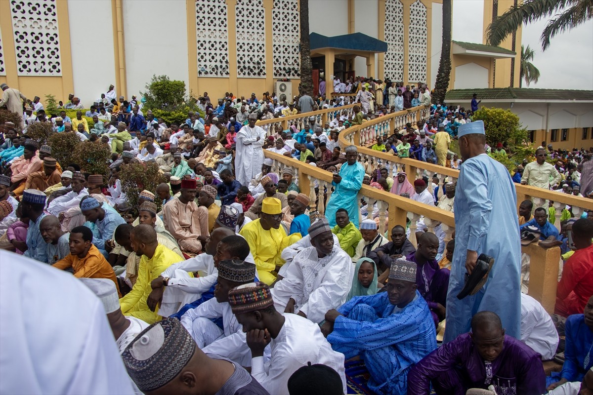Kamerun'un başkenti Yaounde'de Müslümanlar, Ramazan Bayramı namazı için camilere akın etti....