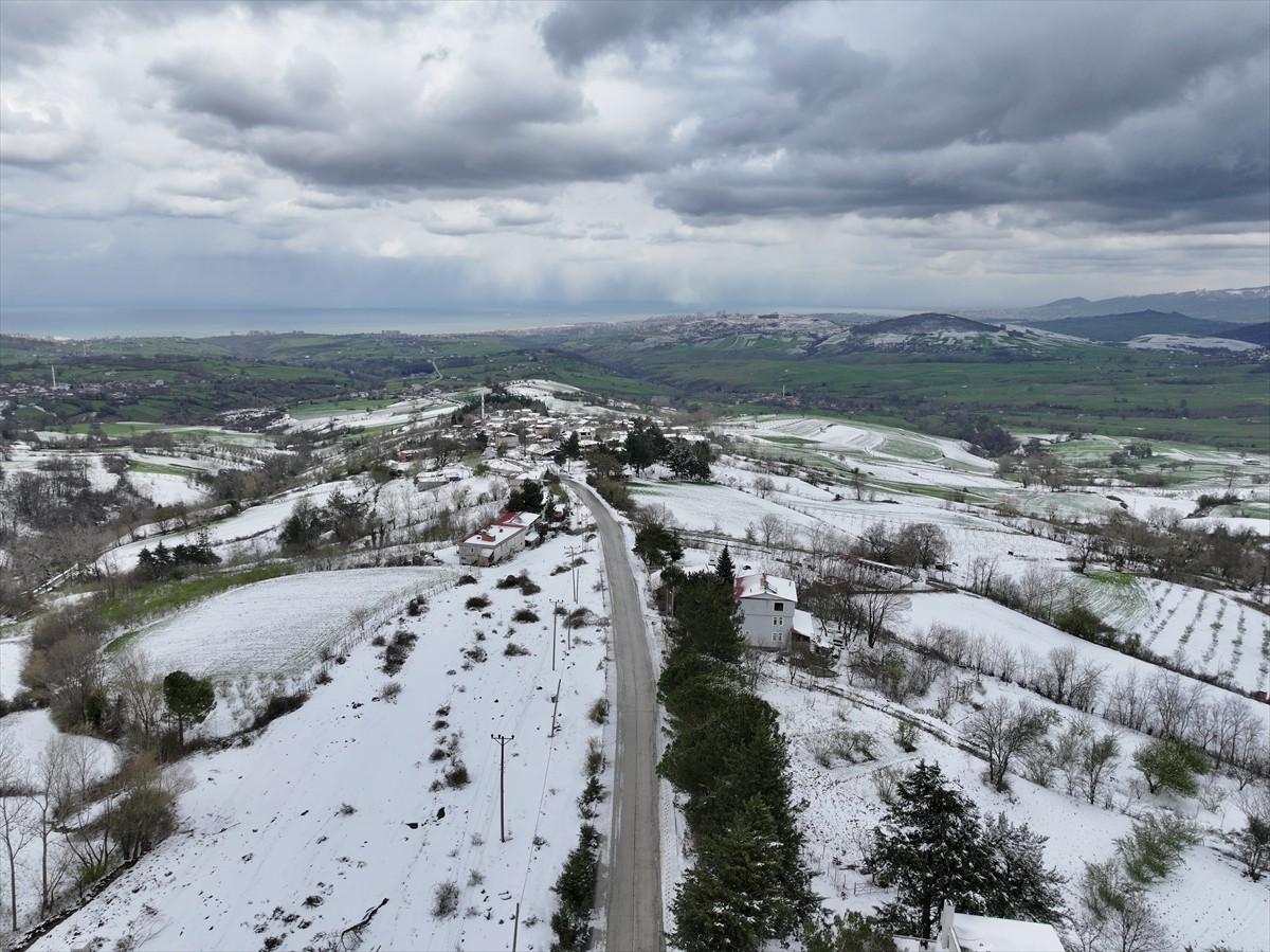 Kar yağışının ardından yüksek kesimleri beyaza bürünen Kocadağ Yaylası'nın eteklerinin yeşil...