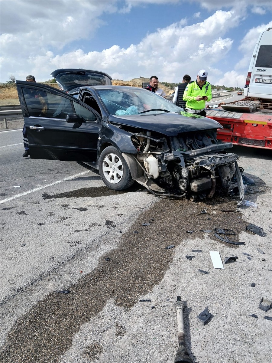 Karabük'ün Eskipazar ilçesinde park halindeki tıra çarpan otomobildeki 2'si çocuk 5 kişi...