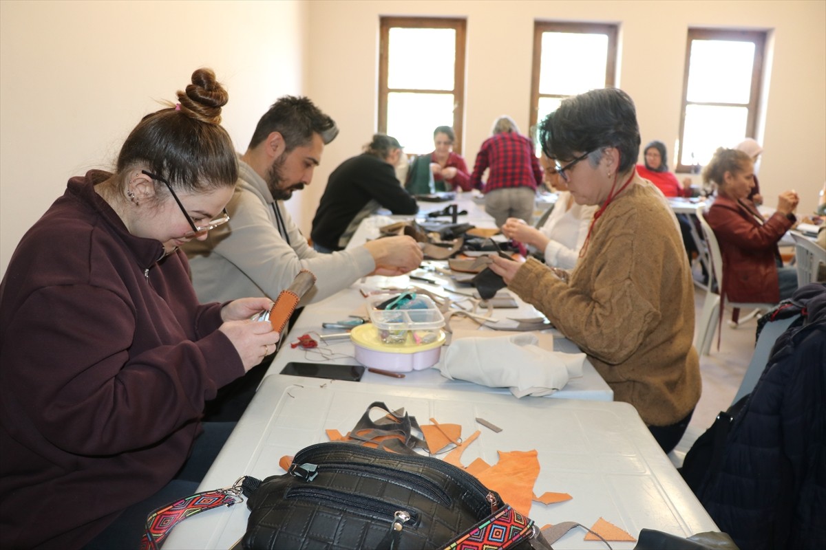 Karabük'ün Safranbolu ilçesinde düzenlenen çalıştayda unutulmaya yüz tutmuş dericilik kültürünün...