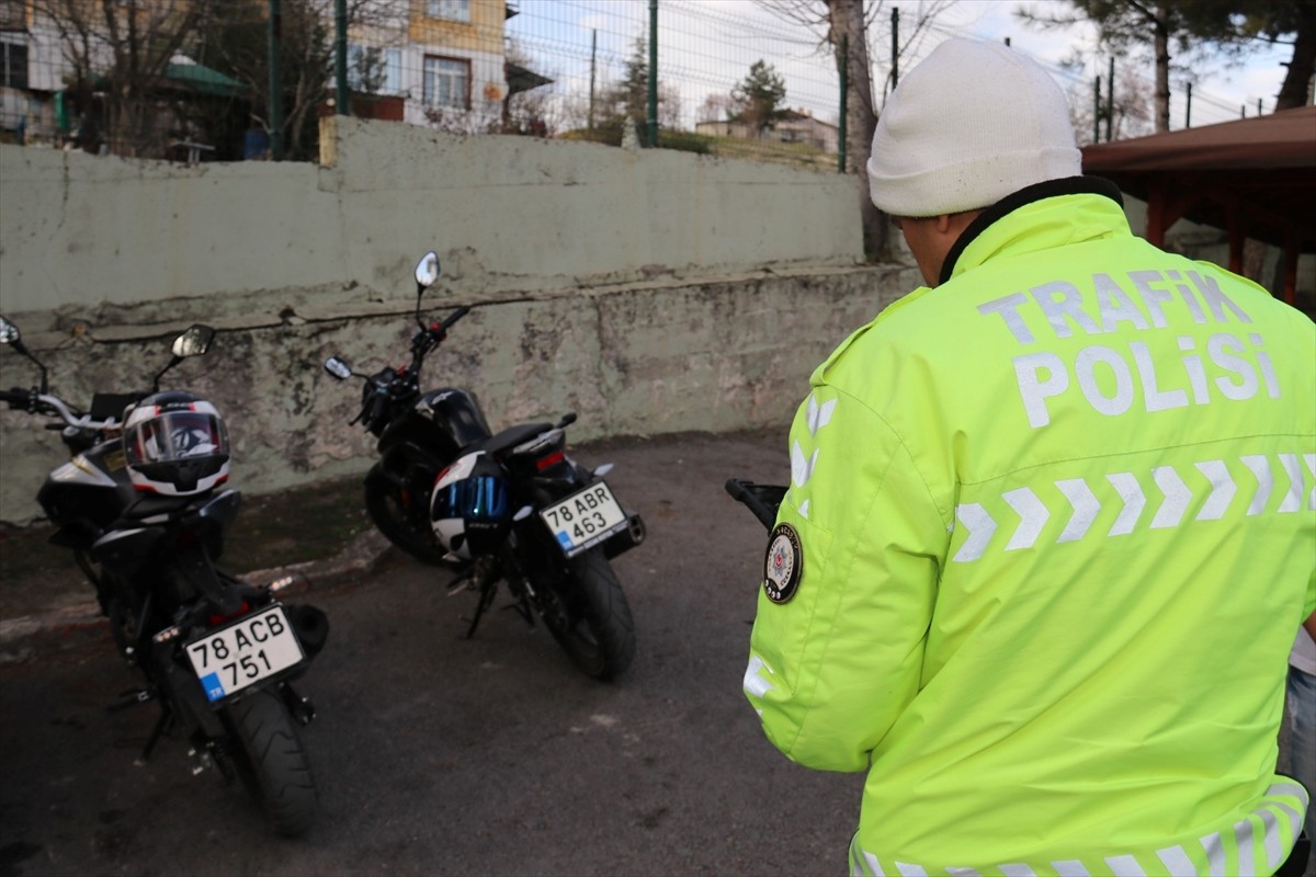 Karabük'ün Safranbolu ilçesinde trafik güvenliğini tehlikeye düşüren 2 motosiklet sürücüsüne 11...
