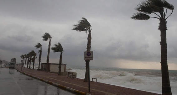 Karadeniz'de Fırtına Alarmı! Uzmanlardan Kritik Uyarılar