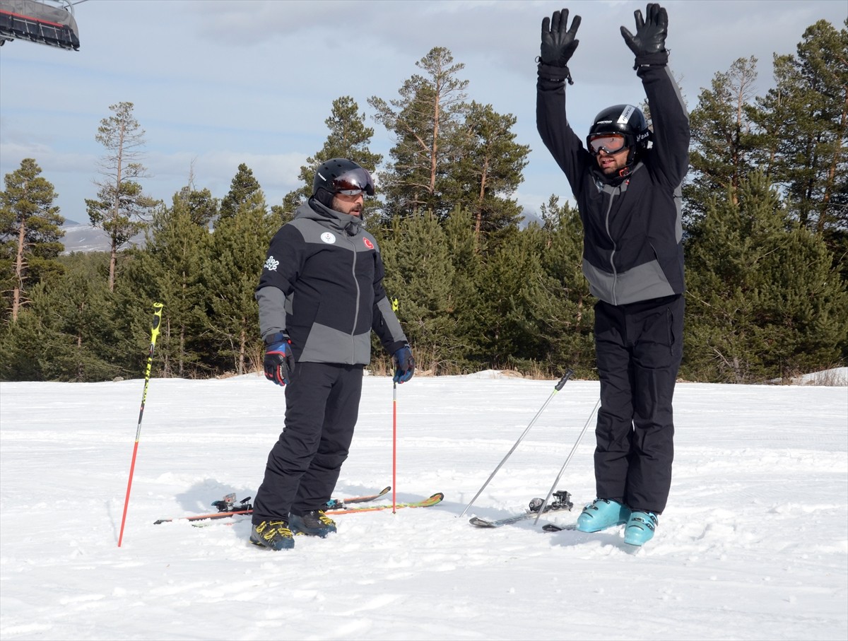 Kars'ın Sarıkamış ilçesinde yaşayan zihinsel engelli milli kayakçı 24 yaşındaki Nusret Doğukan...