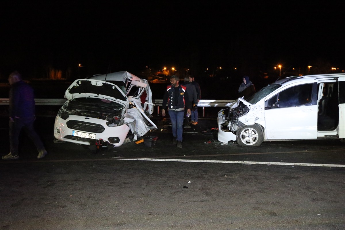 Kars'ın Selim ilçesinde hafif ticari 2 aracın çarpıştığı kazada 2 kişi öldü, 5 kişi ağır...