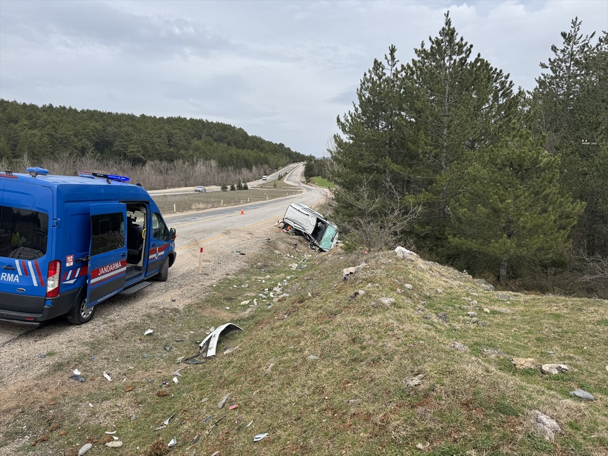 Kastamonu'nun Araç ilçesinde hafif ticari aracın devrilmesi sonucu 3 kişi yaralandı.