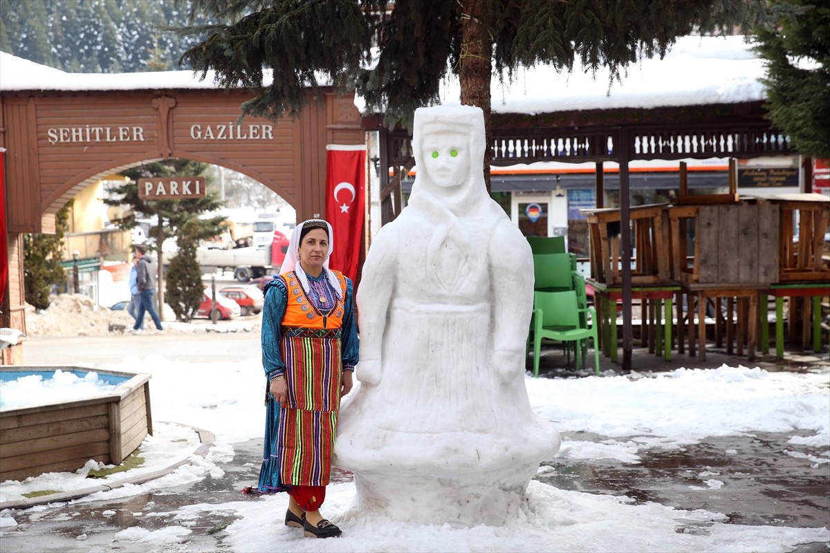 Kastamonu'nun Azdavay ilçesinde yaptığı kardan heykellerle tanınan esnaf Tacettin Kömür, bu yıl...