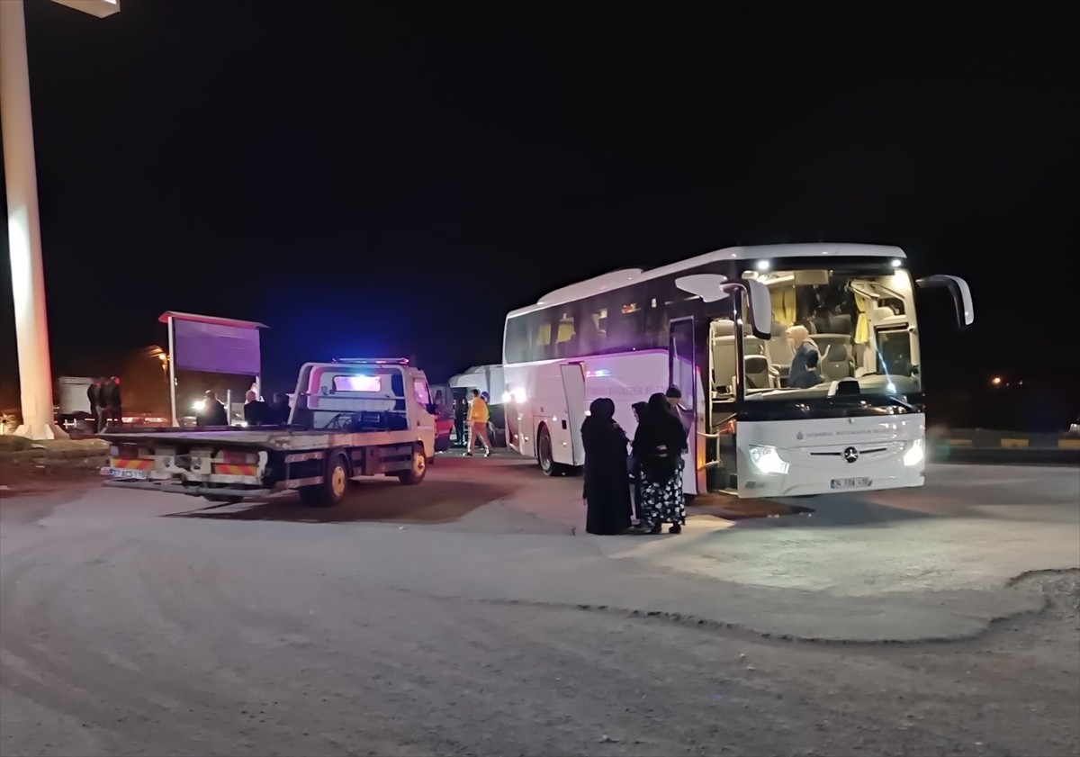 Kastamonu'nun Tosya ilçesinde cenazeye gidenleri taşıyan otobüs ile otomobilin çarpışması sonucu 1...