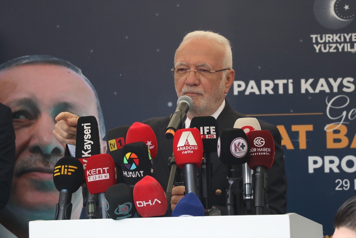 Kayseri'de AK Parti il başkanlığı binasında bayramlaşma programı düzenlendi. AK Parti...