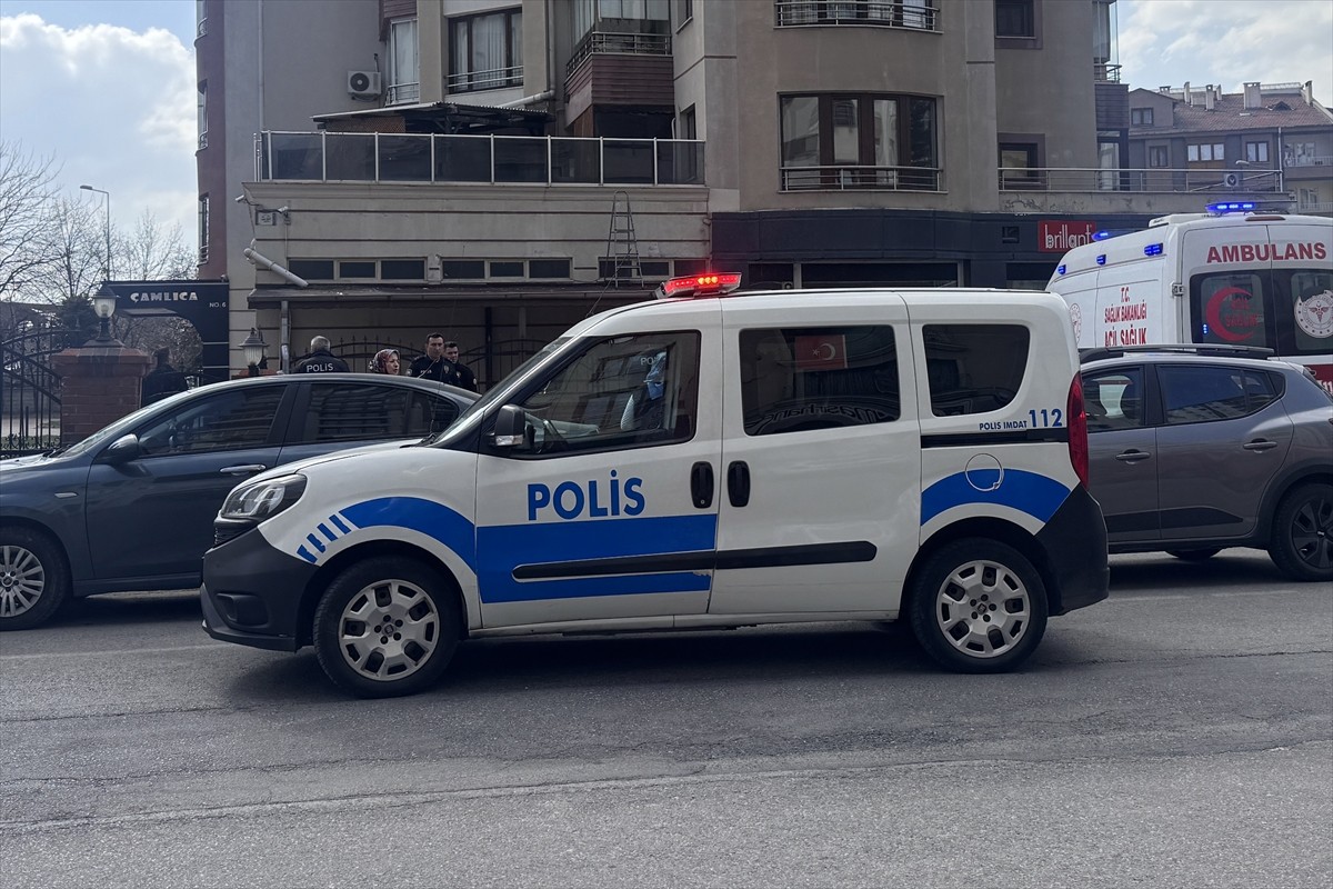 Kayseri'de çıkan bıçaklı silahlı kavgada 2 kişi yaralandı. Olay yerine polis ve sağlık ekipleri...