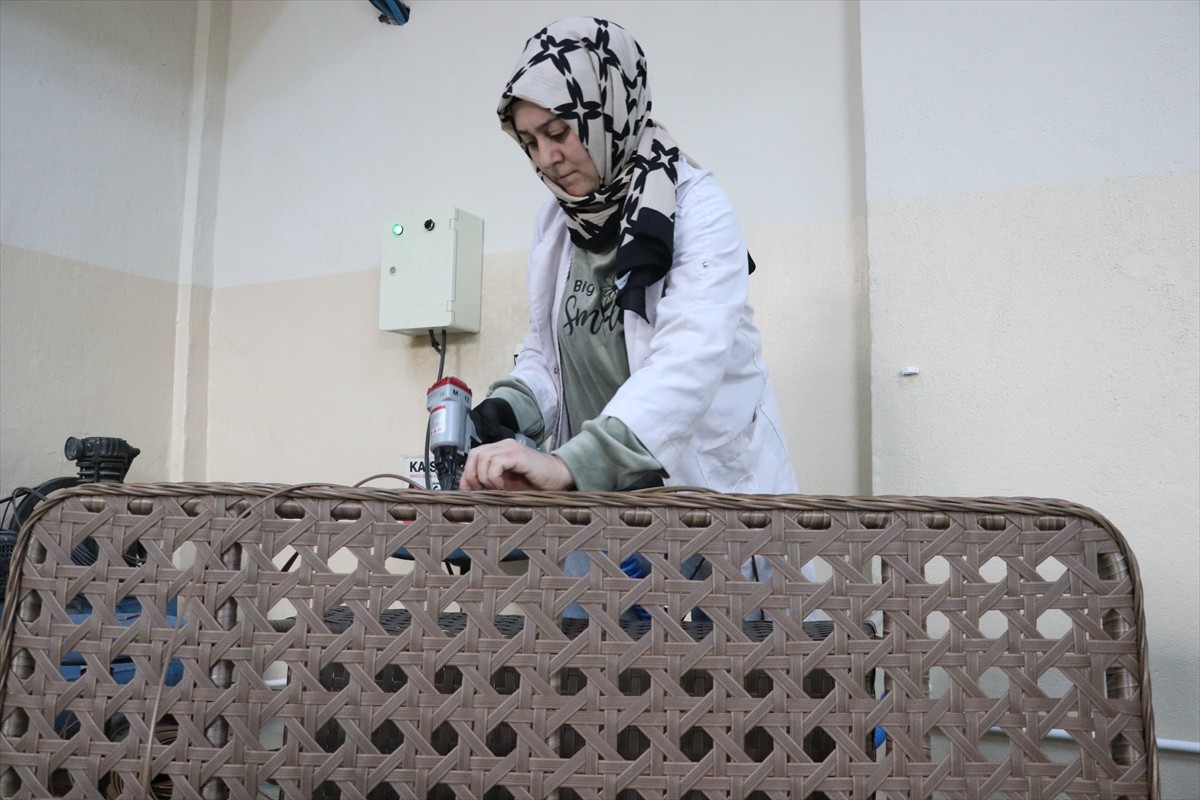 Kayseri'de kooperatif çatısı altında güçlerini birleştiren 15 kadın, ilmek ilmek işledikleri bahçe...