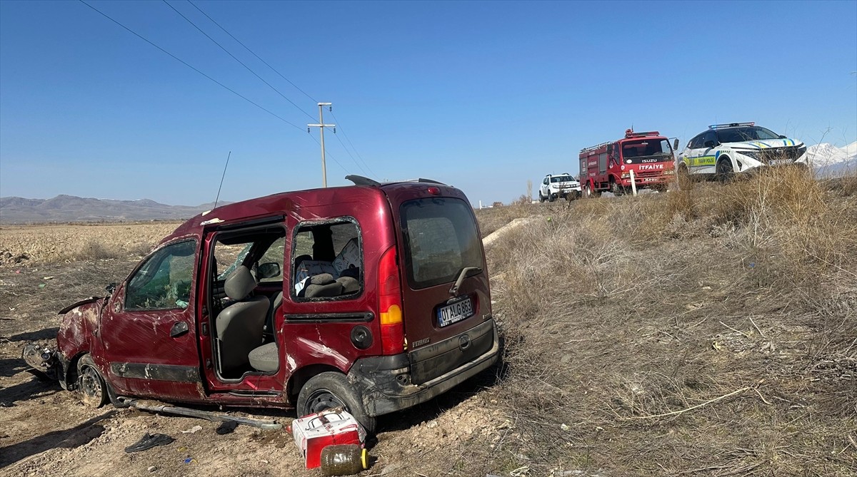 Kayseri'nin Yeşilhisar ilçesinde hafif ticari aracın devrilmesi sonucu yaralanan 3 kişi hastaneye...