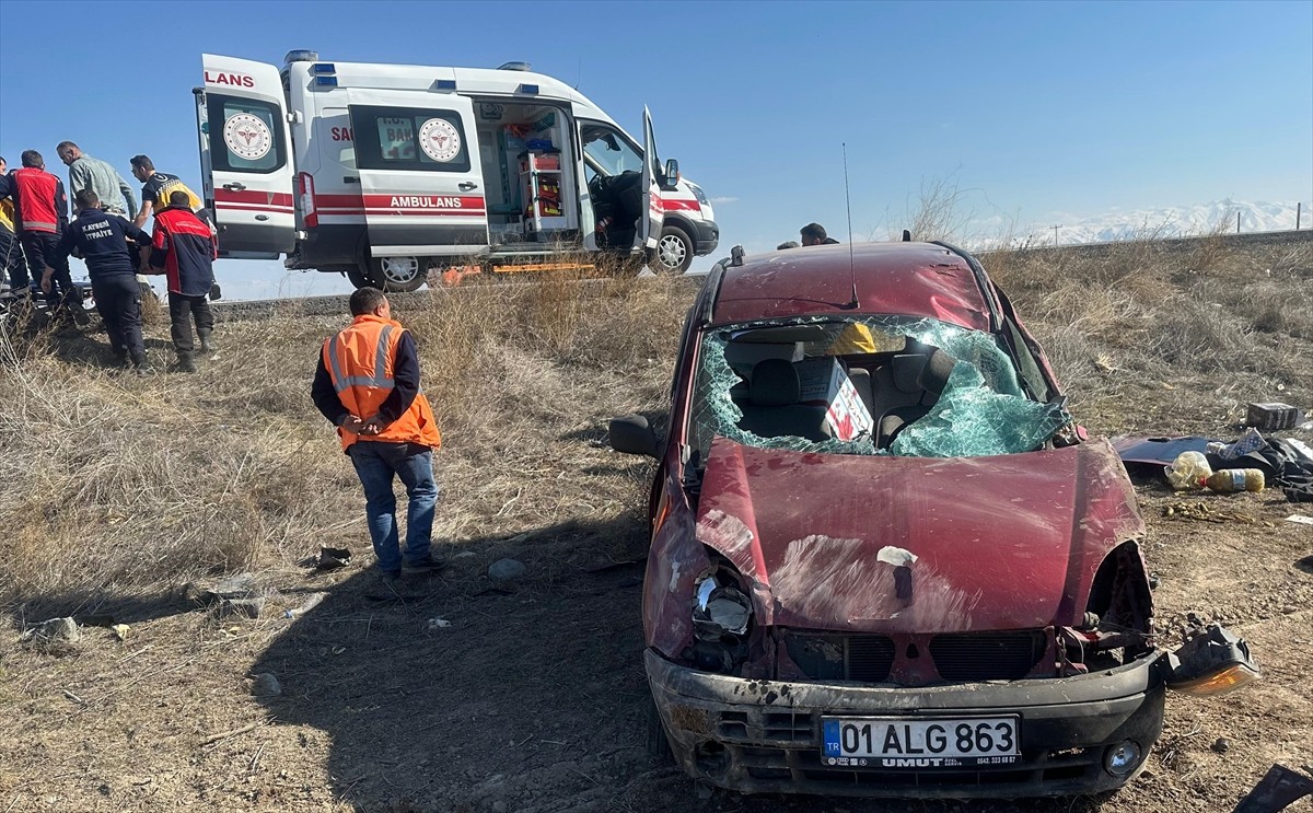 Kayseri'nin Yeşilhisar ilçesinde hafif ticari aracın devrilmesi sonucu yaralanan 3 kişi hastaneye...